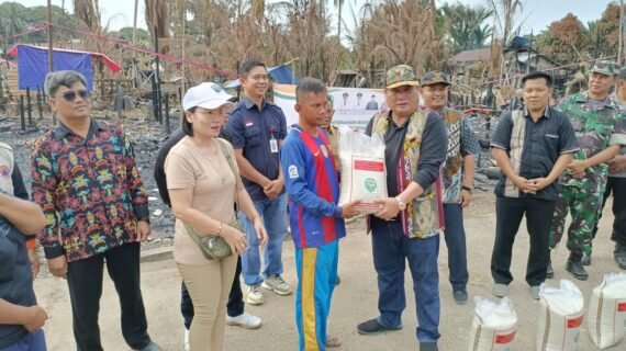 Penyerahan Bantuan Cadangan Pangan Pemerintah Kepada Masyarakat Korban Kebakaran di Kampung Muhur